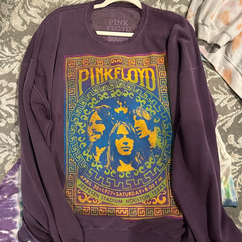 URBAN OUTFITTERS CREWNECK